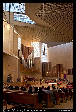 Sunday mass in the Cathedral of our Lady of the Angels. Los Angeles, California, USA (color)