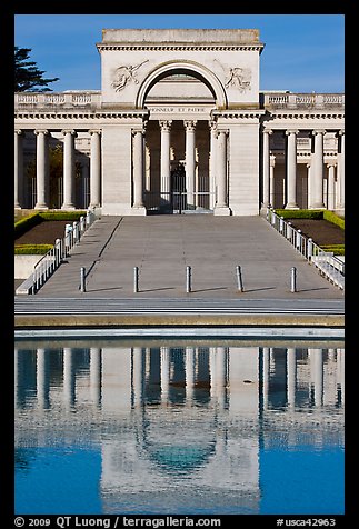 Entrance of Palace of the Legion of Honor reflected in pool. San Francisco, California, USA