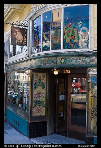 Entrace to the Vesuvio Cafe, North Beach. San Francisco, California, USA
