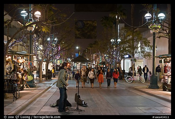 Musician and Third Street Promenade. Santa Monica, Los Angeles, California, USA