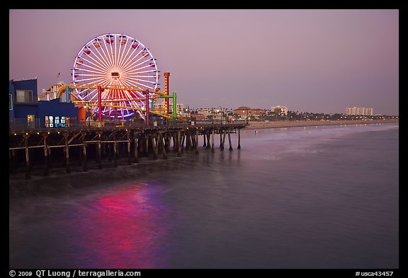 Ferris Wheel and beach at dusk, Santa Monica Pier. Santa Monica, Los Angeles, California, USA