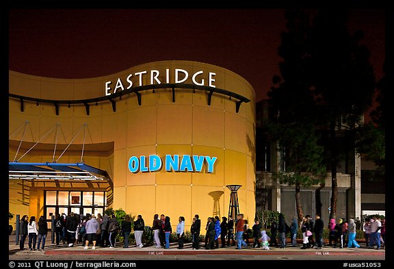 Line outside Eastridge shopping mall. San Jose, California, USA (color)