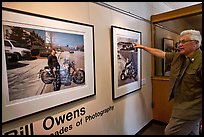 Bill Owens commenting on his photographs, PhotoCentral gallery, Hayward. California, USA (color)