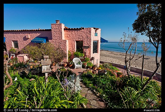 Cottages and beach. Capitola, California, USA (color)