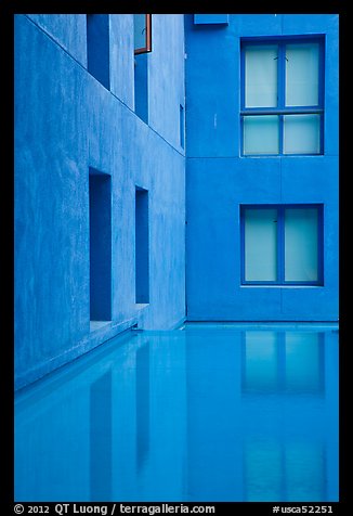 Blue walls and reflecting tool, Schwab Residential Center. Stanford University, California, USA (color)