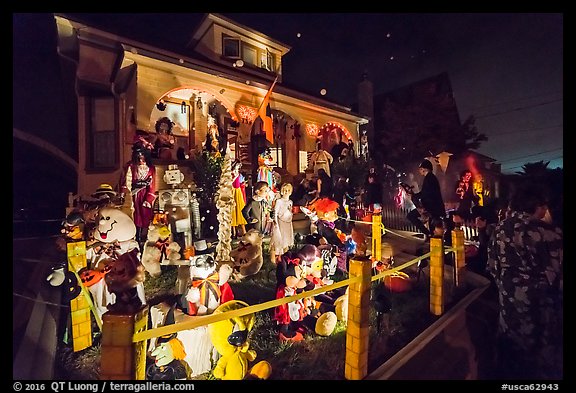 Picture/Photo: House with Halloween decorations. Petaluma ...