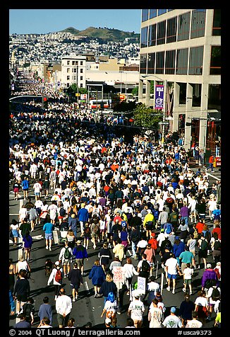 Crowds in the streets during the Bay to Breakers annual race. San Francisco, California, USA (color)