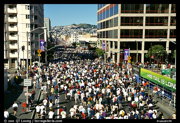 Crowds in the streets during the Bay to Breakers race. San Francisco, California, USA