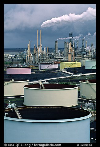 Storage citerns and piples, ConocoPhillips  Refinery,  Rodeo. San Pablo Bay, California, USA