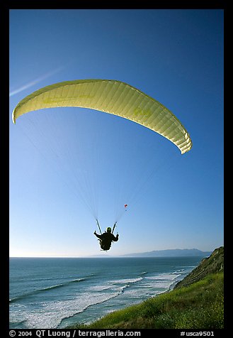 Paragliding above the ocean, the Dumps, Pacifica. San Mateo County, California, USA (color)