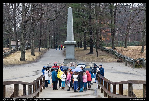 School children and memorial obelisk, Minute Man National Historical Park. Massachussets, USA