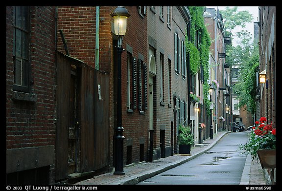 Narrow street on Beacon Hill. Boston, Massachussets, USA