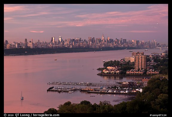 Hudson River, Fort Lee, and Manhattan. NYC, New York, USA