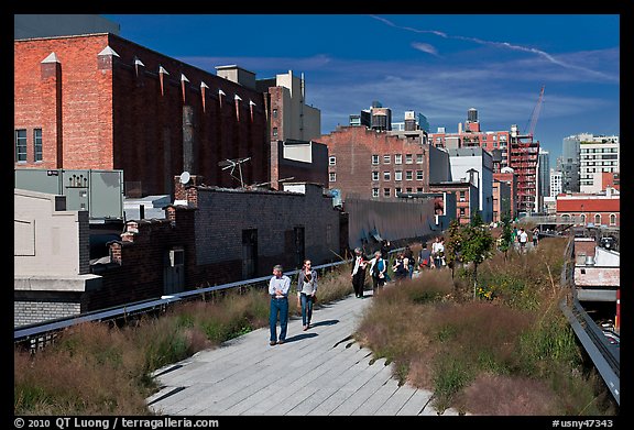 People strolling the High Line. NYC, New York, USA
