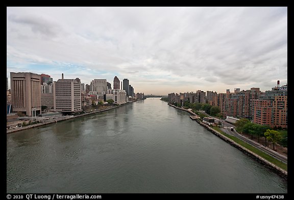 Hudson River between Manhattan and Roosevelt Island. NYC, New York, USA