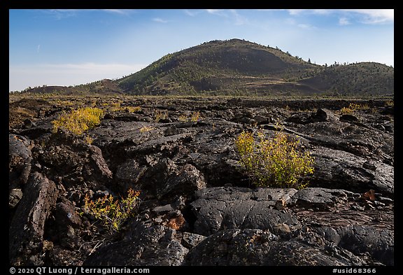 Lava flow and Big Cinder Butte. Craters of the Moon National Monument and Preserve, Idaho, USA