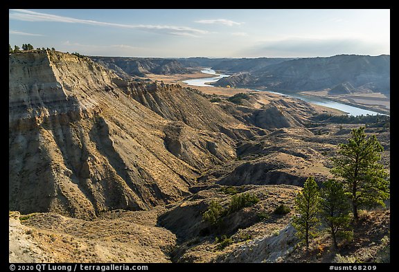 Badlands and Missouri River valley. Upper Missouri River Breaks National Monument, Montana, USA