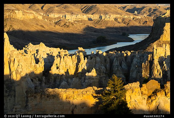 Sandstone pinnacles and river. Upper Missouri River Breaks National Monument, Montana, USA