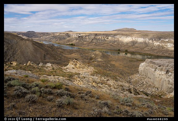 Cliffs and river valley. Upper Missouri River Breaks National Monument, Montana, USA