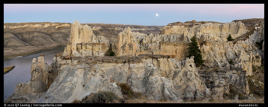 Pinnacles near Hole-in-the-Wall. Upper Missouri River Breaks National Monument, Montana, USA