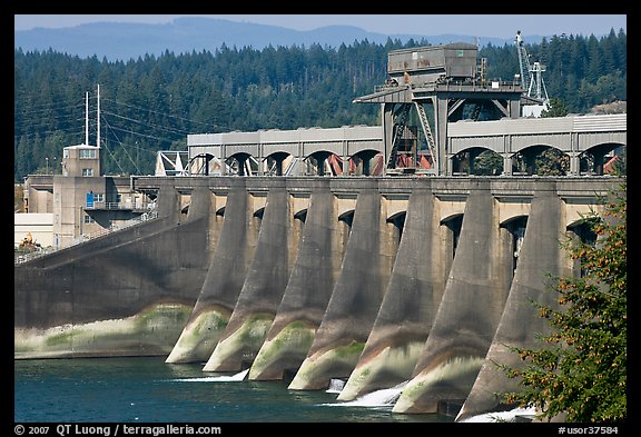 Bonneville Dam. Columbia River Gorge, Oregon, USA (color)