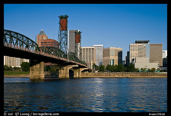 Williamette River, Hawthorne Bridge and Portland Skyline. Portland, Oregon, USA