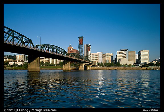 Williamette River, Hawthorne Bridge and city Skyline, early morning. Portland, Oregon, USA