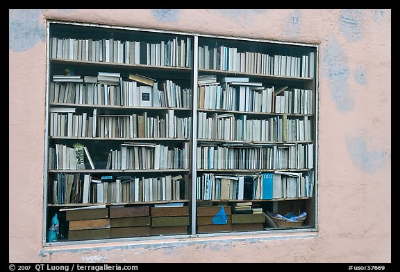 Bookstore window, Depoe Bay. Oregon, USA