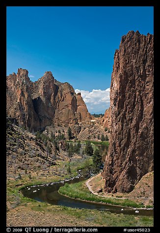 Bend of the Crooked River and Morning Glory Wall. Smith Rock State Park, Oregon, USA (color)