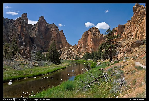 Crooked River valley and rock walls. Smith Rock State Park, Oregon, USA