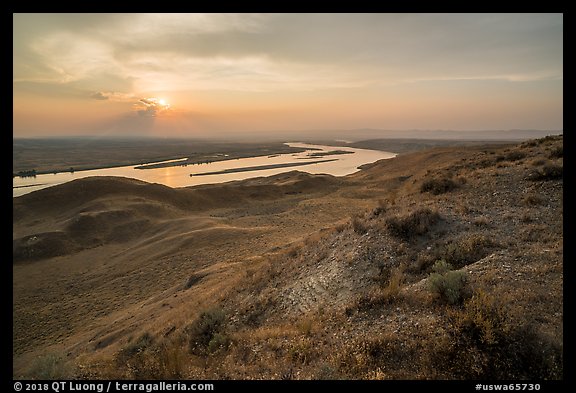 Sunset over Columbia River from White Bluffs Overlook, Wahluke Unit, Hanford Reach National Monument. Washington (color)