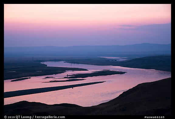 Columbia River and islets at sunset, Hanford Reach National Monument. Washington (color)