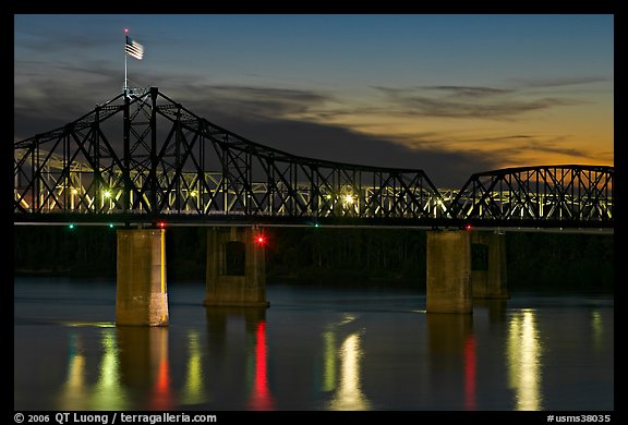 Bridge over the Mississippi river at dusk. Vicksburg, Mississippi, USA