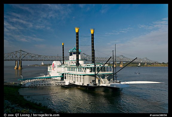 Riverboat and bridge over the Mississippi River. Natchez, Mississippi, USA