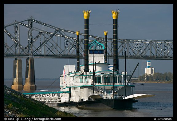 Paddle steamer and bridge. Natchez, Mississippi, USA (color)