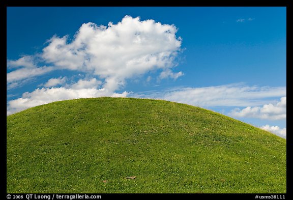 Emerald Mound, constructed between 1300 and 1600. Natchez Trace Parkway, Mississippi, USA