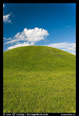 Emerald Mound, one of the largest Indian temple mounds. Natchez Trace Parkway, Mississippi, USA