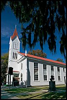 Tabernacle Baptist Church with hanging spanish moss and Robert Smalls memorial. Beaufort, South Carolina, USA
