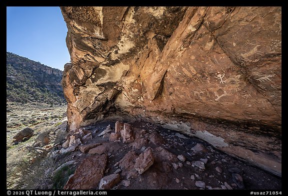 Alcove with petroglyphs, Snake Gulch. Baaj Nwaavjo Itah Kukveni – Ancestral Footprints of the Grand Canyon National Monument, Arizona, USA (color)