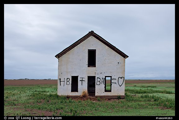 Abandoned house with graffiti, Mosca. Colorado, USA (color)
