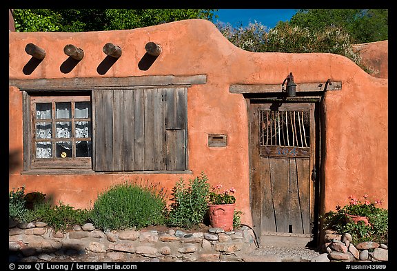 Adobe house. Santa Fe, New Mexico, USA