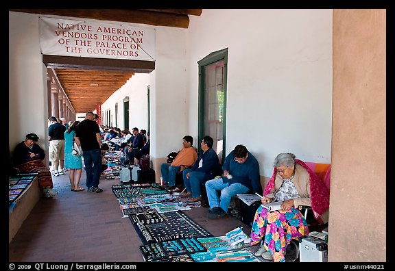 Native americans selling in front of the Palace of the Governors. Santa Fe, New Mexico, USA