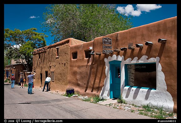 Tourists inspect oldest house. Santa Fe, New Mexico, USA (color)