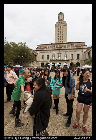 Students and Texas Tower, University of Texas. Austin, Texas, USA