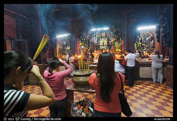 Worshipping at altar with  Jade Emperor and Four Big Diamonds, Chua Ngoc Hoang, district 3. Ho Chi Minh City, Vietnam (color)