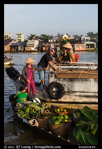 Picture/Photo: Transaction at Cai Rang floating market. Can Tho, Vietnam