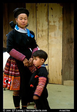 Woman and child of Hmong ethnicity, near Moc Chau. Northwest Vietnam (color)