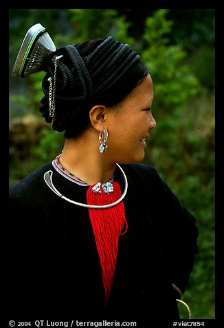 Woman of the Red Hmong ethnic group, with a helmet-like hairstyle, near Tam Duong. Northwest Vietnam