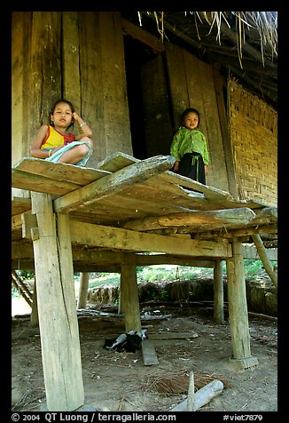 Two children in a stilt house, between Lai Chau and Tam Duong. Northwest Vietnam (color)