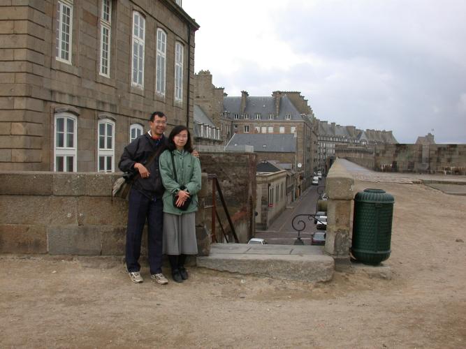 On the Saint-Malo ramparts.  (color)